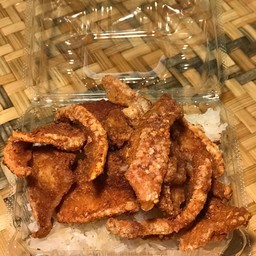 ข้าวเหนียว+หมูกรอบ