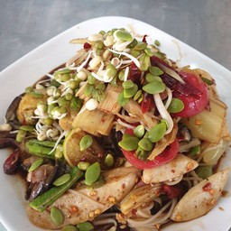 ตำป่า (ไก่ยอ+หน่อไม้+ขนมจีน+ผักกาดดอง+ถั่งงอก+ลูกชิ้นปลา+หอยเชอรี+ถั่งฝักยาว+ชีฝรั่ง)