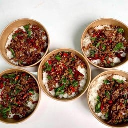 ข้าวกะเพราเนื้อโคขุนพริกแห้งรสจัด