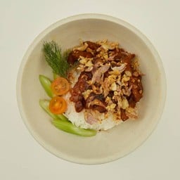 ข้าวหน้าหมูราดซอสน้ำพริกเผากระเทียม