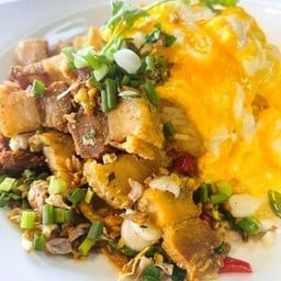 ข้าวไข่ข้นหมูกรอบคั่วพริกเกลือ