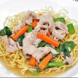 ราดหน้าหมี่กรอบไก่