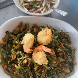 ยำผักบุ้งทอดกรอบ