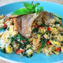 ข้าวผัดปลาสลิดกรอบ