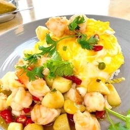 ข้าวไข่ข้นกุ้งผัดกระเทียมพริกสด