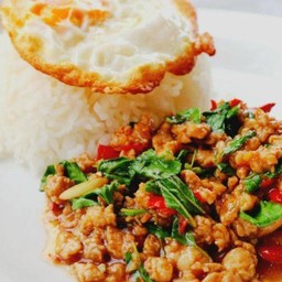 กระเพราหมูสับ ราดข้าว