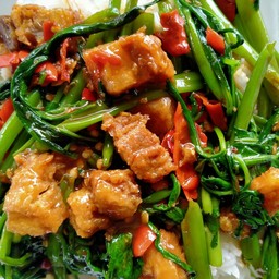 ผัดผักบุ้งหมูกรอบ