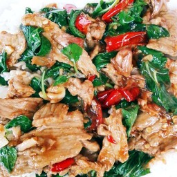 ข้าวราดโหระพาหมูชิ้น