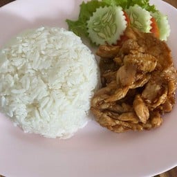 ข้าวราดไก่กระเทียมพริกไทย