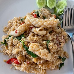 ข้่าวกระเพราปลาหมึกผัดคลุก