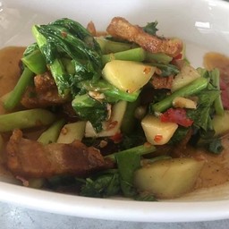 คะน้าหมูกรอบ