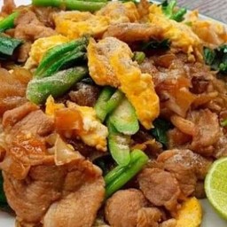 เส้นใหญ่ผัดซีอิ๋วหมู