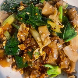 ผัดชีอิ้วหมูเส้นใหญ่