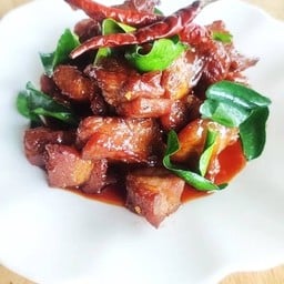 หมูน้ำปลาตากบหลบเสาไฟ