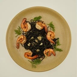 สปาเก็ตตี้หมึกดำผัดกุ้งย่างกระเทียม