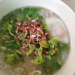 ข้าวต้มหมูสับใส่ไข่ลวก