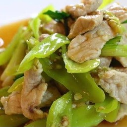 ข้าว หมูผัดพริกหยวก