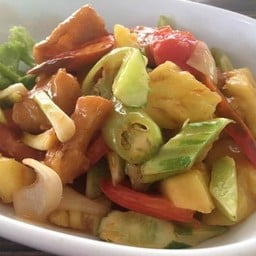 ผัดเปรียวหวานปลากระพงทอด