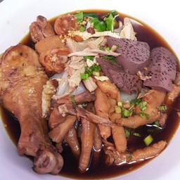 ก๋วยเตี๋ยวไก่ตุ๋นมะระเส้นใหญ่ พิเศษ