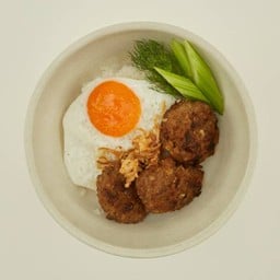 ข้าวหมูสับทอดกระเทียมพริกไทยดำ พร้อมไข่เป็ดดาว