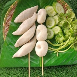 ลูกชิ้นทอด ถนัดเสียบ น้ำจิ้มโคตรว้าว