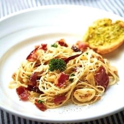 สปาเก็ตตี้เบค่อนผัดพริกแห้งกระเทียมโหระพา