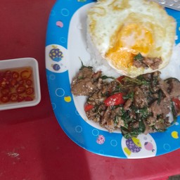 ข้าวกระเพราหมู ไข่ดาว