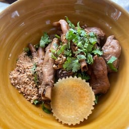 นิยมเส้นก๋วยเตี๋ยวไก่ตุ๋นหม้อไฟ&ขนมจีนน้ำยาปักษ์ใต้อีสานรสเด็ด มาบตาพุเ ตากวนหาดทรายทอง