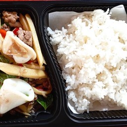 ผัดหน่อไม้ราดข้าว