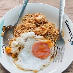 ผัดมาม่าต้มยำกุ้ง+ไข่ดาวทอด
