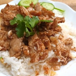 หมูผัดกระเทียมราดข้าว