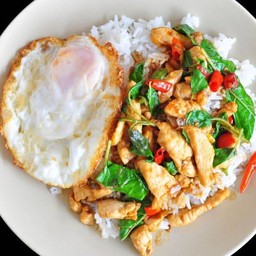 ข้าวกระเพราถาดไก่