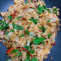 กระเพราเส้นใหญ่