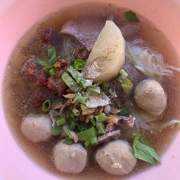 ร้านก๋วยเตี๋ยวลูกชิ้นเนื้อนำชัย by พี่ปุ้ม บ้านโจ้