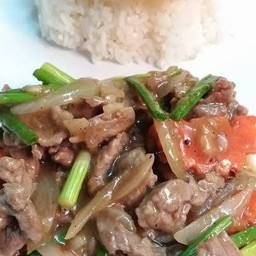 ผัดน้ำมันหอย ราดข้าว