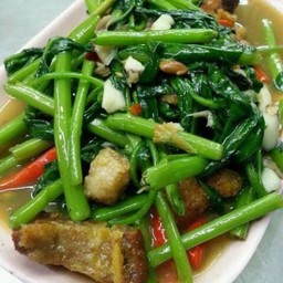 ผักบุ้งหมูกรอบ กับข้าว