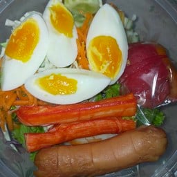 @444 ไส้กรอก1+ปูอัด2+ไข่ไก่ต้ม1+สลัดผักรวม