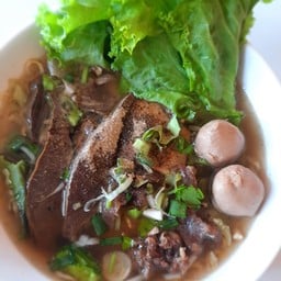 ก๋วยเตี๋ยวสามตุ๋น ผัดไท ข้าวมันไก่รสเด็ด หน้าหมู่บ้านเพชรมณี