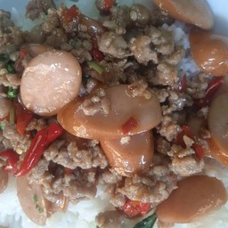 กะเพราไก่สับใส้กรอกไก่ราดข้าว