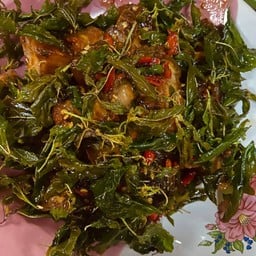 ผัดกะเพราหมูกรอบไข่เยี่ยวม้ากับข้าว