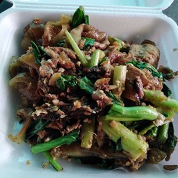 เส้นใหญ่ผัดซีอิ้วหมู