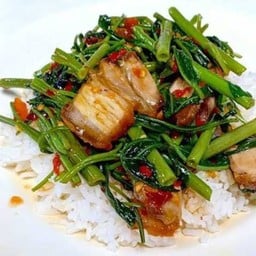 ผัดผักบุ้งหมูกรอบ ราดข้าว