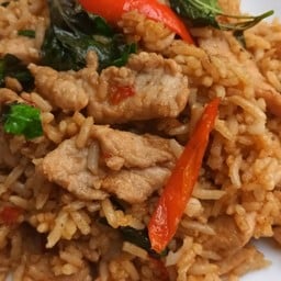 ข้าวผัดกระเพราหมูชิ้น (ข้าวคลุก)
