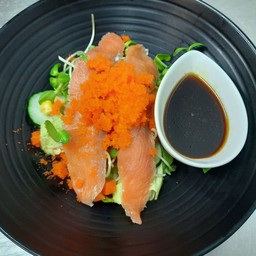 สลัดแซลมอนรมควัน + ไข่กุ้ง