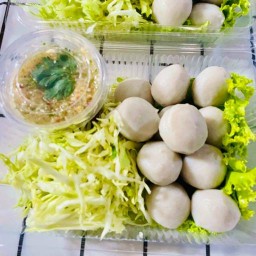 นูรีนขนมจีบลอยน้ำ ลูกชิ้นอบสมุนไพร และเมี่ยงปลาทู ปัตตานี