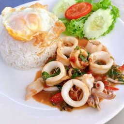 กระเพราปลาหมึกราดข้าว