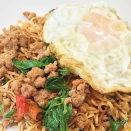 มาม่าผัดกะเพรา (หมูสับ)