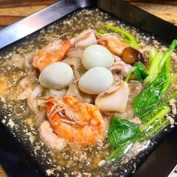 ราดหน้ายอดผัก ผัดซีอิ๊วรสเด็ด ข้าวมันไก่ ข้าวผัดปู สุกี้ (น้ำจิิ้มรสเด็ด) (พหลโยธิน 52)