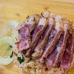 ข้าวคลุกกะเพราเนื้อย่าง