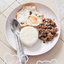 ข้าวหมูสับกระเทียมพริกไทยดำไข่ดาว 1 ฟอง